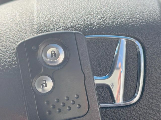 �yHonda�X�}�[�g�L�[�z�J�o����|�P�b�g�ɓ��ꂽ�܂܂ł��h�A�̎{���E�������\�ȃX�}�[�g�L�[�𑕔��B�G���W���̃I���E�I�t�����J�M�����o���K�v����������Ƃ��Ă��֗��ł���