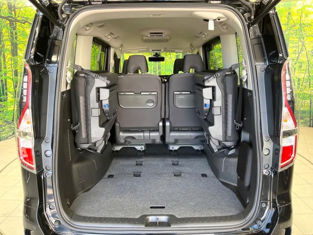 ���i�̂���������ʋ΁A���}���ɏ\���ȉ׎��X�y�[�X���m�ۂ��Ă���܂��B�Z�J���h�V�[�g��|���ƁA�傫�ȉו��̐ύڂ��\�ł���