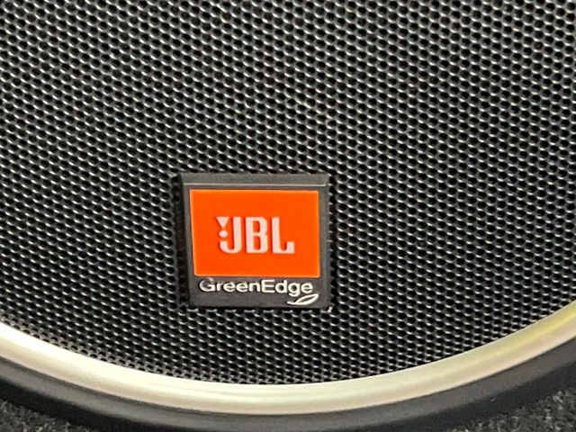 �yJBL�T�E���h�V�X�e���z���[�J�[�I�v�V�����̍��i�ʃT�E���h�V�X�e���𓋍ځB��p�̃`���[�j���O���{���ꂽ�召�l�X�ȃX�s�[�J�[����ǎ��ȃT�E���h���t�ł��A�Տꊴ���ӂ�鉹����Ԃ����o���܂��B
