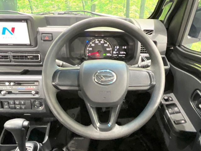 �X�e�A�����O���g�p�������Ȃ��A���ꂢ�ȏ�ԂƂȂ��Ă���܂���C���e���A�ɍ��킹���f�U�C���̃X�e�A�����O�́A�^�]�������̂��Ƃ��l���A�^�]���₷���`��A�傫���ł��B�����x�A���ۂɐG���Ă��m���߂�������