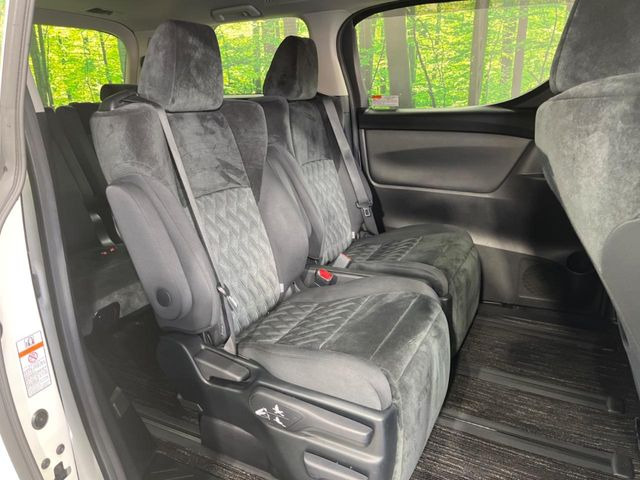 後部座席も気になるようなキズ・汚れやへたり等、大きなダメージはなく、良好な状態です。