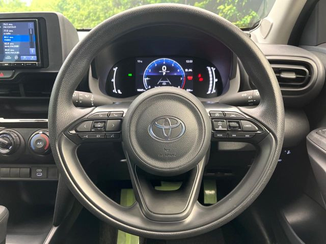 �C���e���A�ɍ��킹���f�U�C���̃X�e�A�����O�́A�^�]�������̂��Ƃ��l���A�^�]���₷���`��A�傫���ł��B�����x�A���ۂɐG���Ă��m���߂��������B