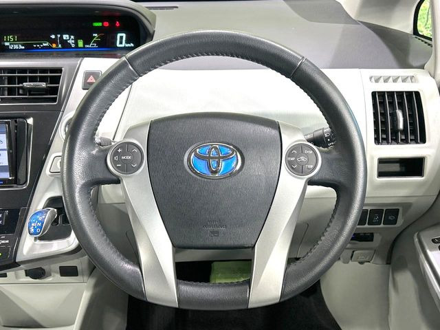 �C���e���A�ɍ��킹���f�U�C���̃X�e�A�����O�́A�^�]�������̂��Ƃ��l���A�^�]���₷���`��A�傫���ł��B�����x�A���ۂɐG���Ă��m���߂��������B