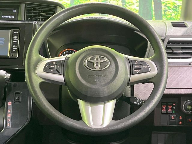 �C���e���A�ɍ��킹���f�U�C���̃X�e�A�����O�́A�^�]�������̂��Ƃ��l���A�^�]���₷���`��A�傫���ł��B�����x�A���ۂɐG���Ă��m���߂��������B