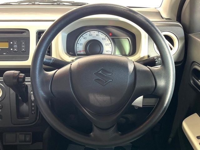 �C���e���A�ɍ��킹���f�U�C���̃X�e�A�����O�́A�^�]�������̂��Ƃ��l���A�^�]���₷���`��A�傫���ł��B�����x�A���ۂɐG���Ă��m���߂��������B