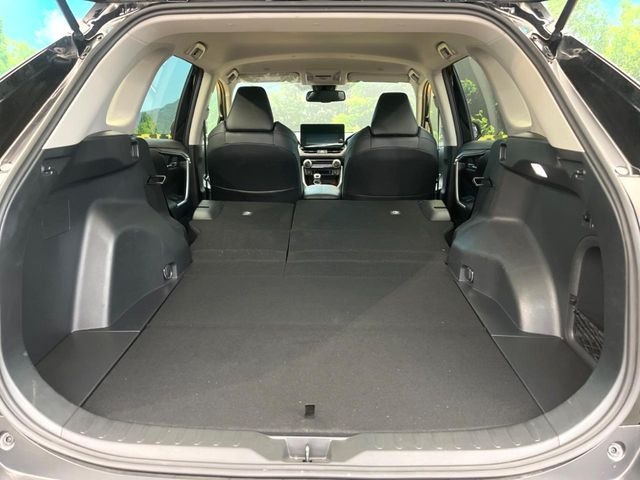 後席を格納すると、これだけの広さが!シーンに合わせたシートアレンジで、大きな荷物も積むことが出来ます♪