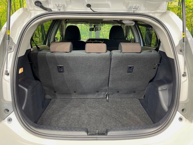 ���i�̂���������ʋ΁A���}���ɏ\���ȉ׎��X�y�[�X���m�ۂ��Ă���܂��B�Z�J���h�V�[�g��|���ƁA�傫�ȉו��̐ύڂ��\�ł���