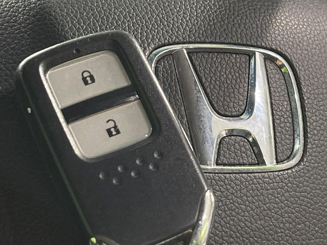 �yHonda�X�}�[�g�L�[�z�J�o����|�P�b�g�ɓ��ꂽ�܂܂ł��h�A�̎{���E�������\�ȃX�}�[�g�L�[�𑕔��B�G���W���̃I���E�I�t�����J�M�����o���K�v����������Ƃ��Ă��֗��ł���