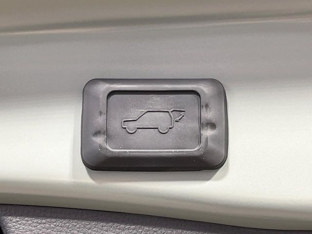 【パワーバックドア】スマートキーや運転席のボタンを押すだけでリアゲートが自動で開閉します!荷物を持っている時や、高い位置にあるバックドアを閉める際に便利な機能です♪