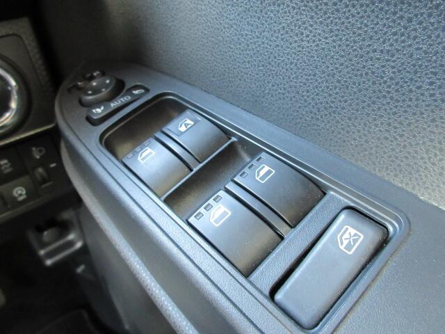 �p���[�E�B���h�E�͉^�]�Ȃ̃X�C�b�`�̂݃I�[�g�@�\����������Ă���܂��B�E�B���h�E���b�N����������Ă���̂ŁA���q�l�ƈꏏ�̎������S�ł��ˁB