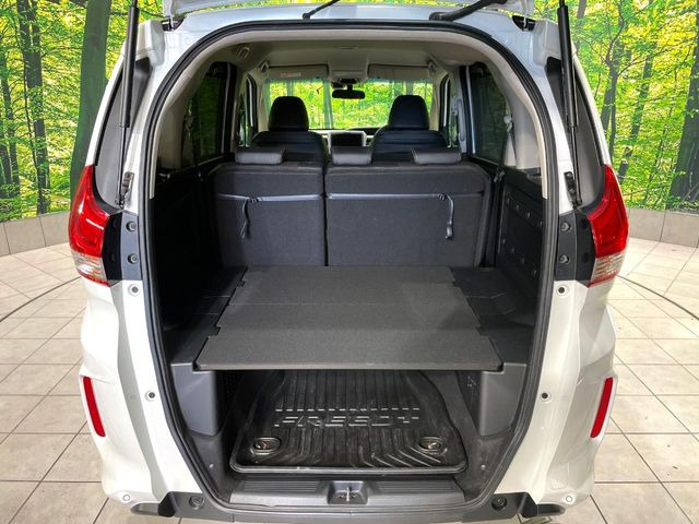 ���i�̂���������ʋ΁A���}���ɏ\���ȉ׎��X�y�[�X���m�ۂ��Ă���܂��B�Z�J���h�V�[�g��|���ƁA�傫�ȉו��̐ύڂ��\�ł���