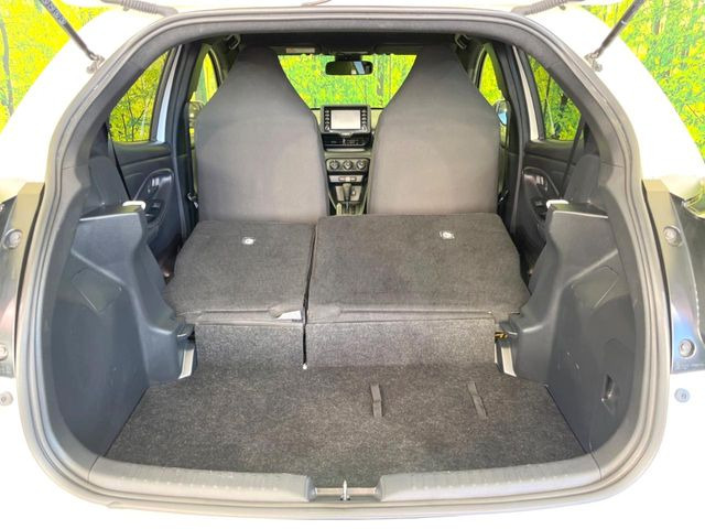 ���i�̂���������ʋ΁A���}���ɏ\���ȉ׎��X�y�[�X���m�ۂ��Ă���܂��B�Z�J���h�V�[�g��|���ƁA�傫�ȉו��̐ύڂ��\�ł���