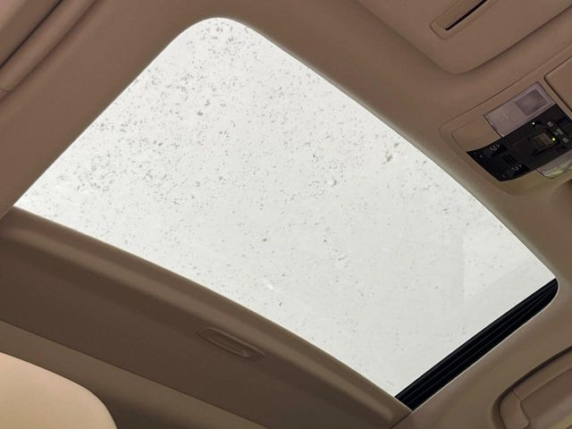 【サンルーフ】開放感たっぷりの希少装備、サンルーフが装着されています!車内に明かりを取り入れたり景色を楽しむ以外にも、車内の空気も簡単に換気できて快適です!