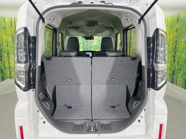 ���i�̂���������ʋ΁A���}���ɏ\���ȉ׎��X�y�[�X���m�ۂ��Ă���܂��B�Z�J���h�V�[�g��|���ƁA�傫�ȉו��̐ύڂ��\�ł���