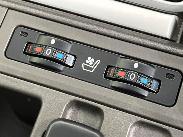 【シートベンチレーション】夏場は涼しい風でお尻や背中の熱やムレを防ぎ、冬はエアコンよりも早く温まってポカポカに!季節を問わず快適に過ごせます。