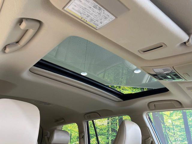 【サンルーフ】開放感たっぷりの希少装備、サンルーフが装着されています!車内に明かりを取り入れたり景色を楽しむ以外にも、車内の空気も簡単に換気できて快適です!