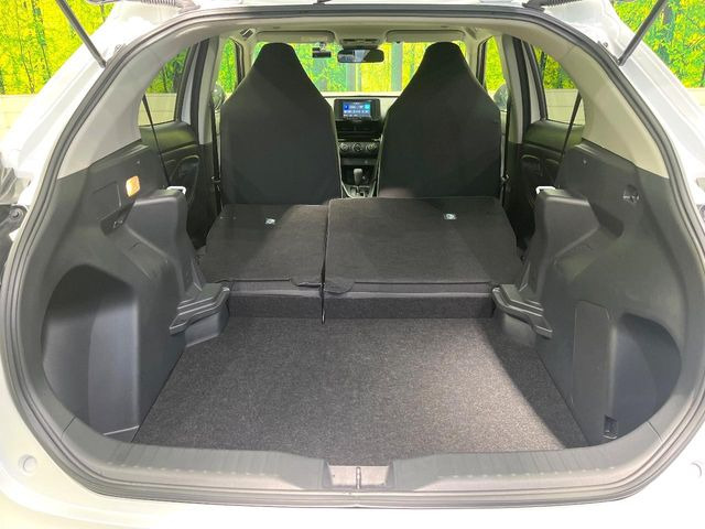 ���i�̂���������ʋ΁A���}���ɏ\���ȉ׎��X�y�[�X���m�ۂ��Ă���܂��B�Z�J���h�V�[�g��|���ƁA�傫�ȉו��̐ύڂ��\�ł���