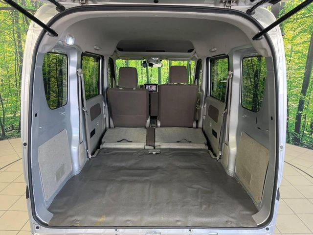 ���i�̂���������ʋ΁A���}���ɏ\���ȉ׎��X�y�[�X���m�ۂ��Ă���܂��B�Z�J���h�V�[�g��|���ƁA�傫�ȉו��̐ύڂ��\�ł���