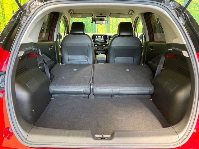 ���i�̂���������ʋ΁A���}���ɏ\���ȉ׎��X�y�[�X���m�ۂ��Ă���܂��B�Z�J���h�V�[�g��|���ƁA�傫�ȉו��̐ύڂ��\�ł���