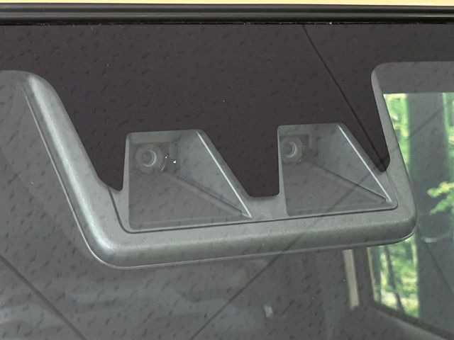 【スマートアシスト】走行中に前方の車両等を認識し、衝突しそうな時は警報とブレーキで衝突回避と被害軽減をアシスト。より安全にドライブをお楽しみいただけます。