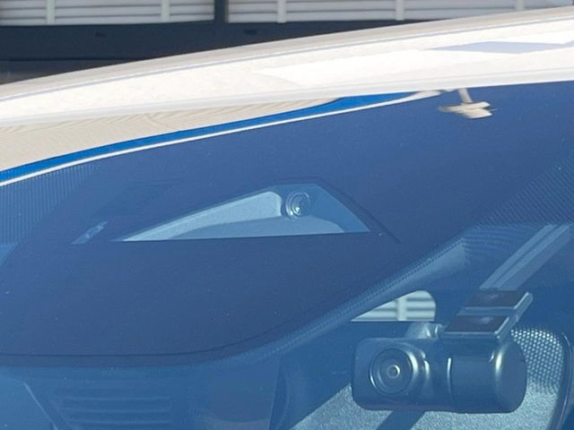 �y�X�}�[�g�u���[�L�T�|�[�g�z���s���ɑO���̎ԗ�����F�����A�Փ˂������Ȏ��͌x��ƃu���[�L�ŏՓˉ���Ɣ�Q�y�����A�V�X�g�B�����S�Ƀh���C�u�����y���݂��������܂��B