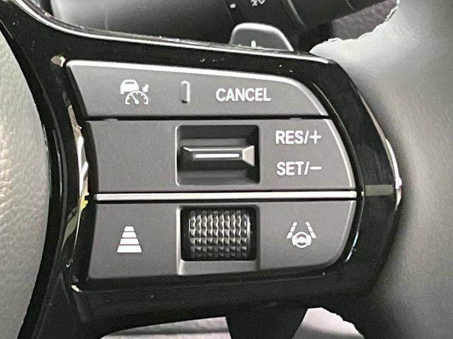 【アダプティブクルーズコントロール】高速道路での長距離走行が楽に!!自動で速度を保つクルーズコントロールが、衝突軽減システムと連携し、前方の車両を感知して車間を保つように速度調節してくれます!!