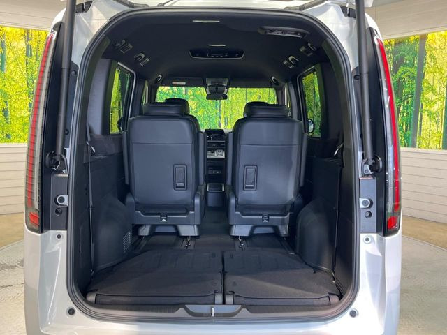 後席を格納すると、これだけの広さが!シーンに合わせたシートアレンジで、大きな荷物も積むことが出来ます♪