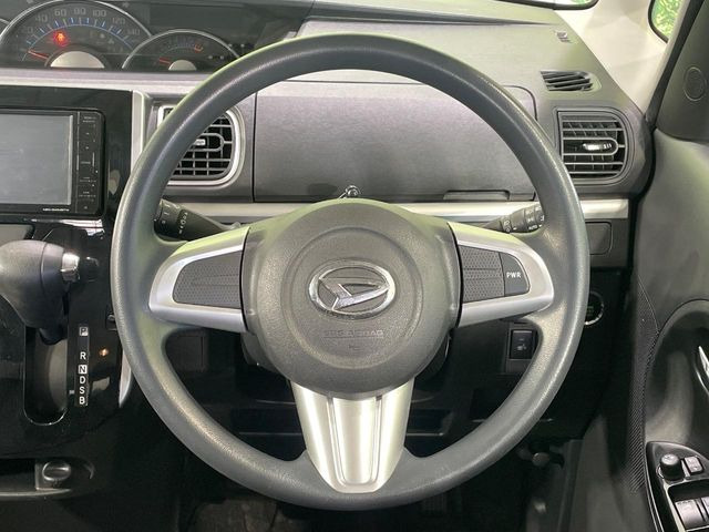 �C���e���A�ɍ��킹���f�U�C���̃X�e�A�����O�́A�^�]�������̂��Ƃ��l���A�^�]���₷���`��A�傫���ł��B�����x�A���ۂɐG���Ă��m���߂��������B