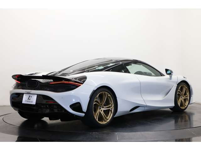 �J�[�{���t�@�C�o�[�p�[�c�������Ɏg���Ă���A�y�ʉ��ƍ������𗼗��B���o�I�ɂ����\�I�ɂ��A�}�N���[�����̂�����肪�l�܂������A�f�U�C���ł��B