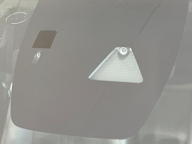 �y�X�}�[�g�u���[�L�T�|�[�g�z���s���ɑO���̎ԗ�����F�����A�Փ˂������Ȏ��͌x��ƃu���[�L�ŏՓˉ���Ɣ�Q�y�����A�V�X�g�B�����S�Ƀh���C�u�����y���݂��������܂��B