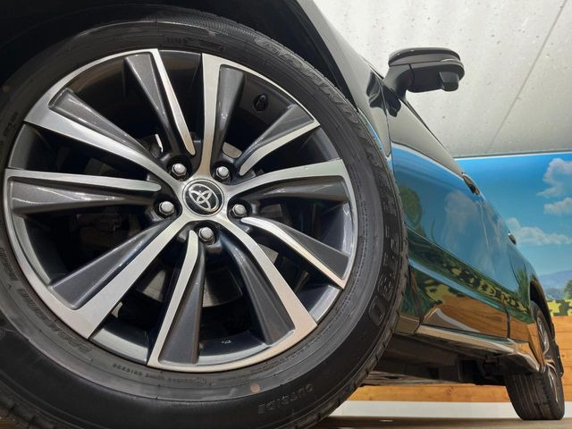【純正18インチアルミホイール】外観にマッチした純正アルミホイールを装着しております。各種社外アルミホイールや、スタッドレスタイヤも取扱いしております。是非ご相談ください♪
