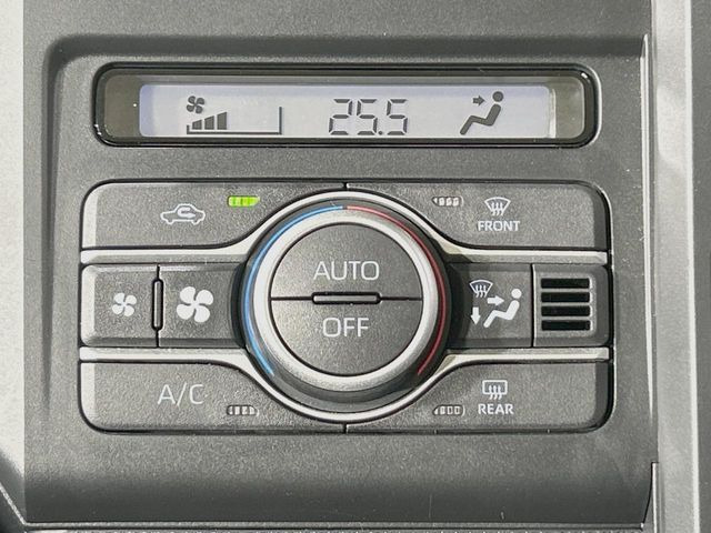 【オートエアコン】一度お好みの温度に設定すれば、車内の温度を検知し風量や温度を自動で調整。暑い&hellip;寒い&hellip;と何度もスイッチ操作をする必要はありません。快適な車内空間には必須の機能ですね♪