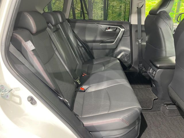 後部座席も気になるようなキズ・汚れやへたり等、大きなダメージはなく、良好な状態です。