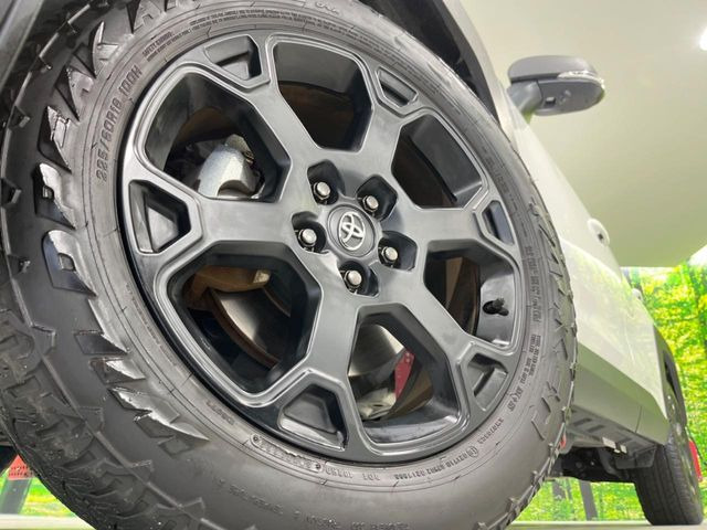 【グレード専用純正○○インチアルミホイール】デザイン性の高い純正アルミホイールを装着しております。各種社外アルミホイールや、スタッドレスタイヤも取扱いしております。是非ご相談ください♪