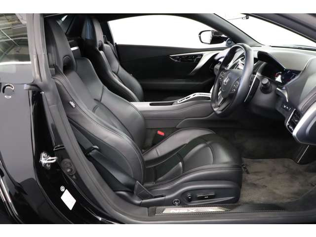 �I�v�V�����ɂăJ�[�{���Z���~�b�N�u���[�L���[�^�[���̗p����Ă��܂��̂ŁA�����悩��̃u���[�L���O�ł���������Ɛ����͂𓾂邱�Ƃ��ł��܂��B