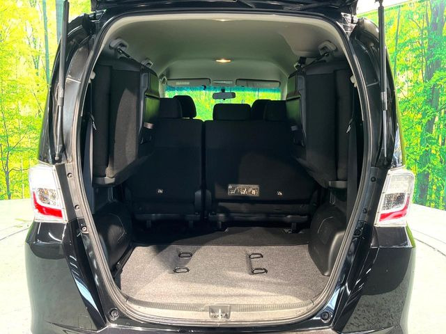 ���i�̂���������ʋ΁A���}���ɏ\���ȉ׎��X�y�[�X���m�ۂ��Ă���܂��B�Z�J���h�V�[�g��|���ƁA�傫�ȉו��̐ύڂ��\�ł���