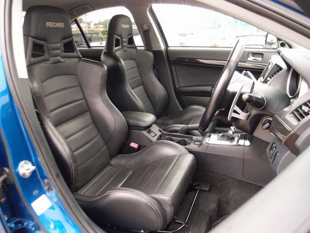 �l�C��RECARO���n�[�t���U�[�Z�~�o�P�b�g�V�[�g�����B�؂��ڗ��悤�Ȏg�p������������Y��ȏ�ԂƂȂ�܂��B�ߋ����𐮔��L�^���13���c���Ă���A��������Ɛ����_�����ꂽ���
