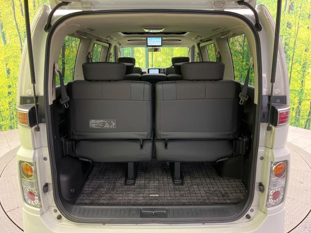 ���i�̂���������ʋ΁A���}���ɏ\���ȉ׎��X�y�[�X���m�ۂ��Ă���܂��B�Z�J���h�V�[�g��|���ƁA�傫�ȉו��̐ύڂ��\�ł���