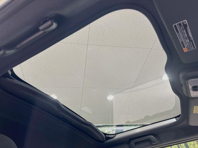 【ガラスルーフ】ガラスルーフ搭載で車内の解放感が一気にアップ!開放的なドライブをお楽しみいただけます。