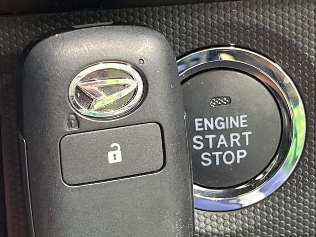 【キーフリーシステム】カバンやポケットに入れたままでもドアの施錠・解錠が可能なスマートキーを装備。エンジンのオン・オフ時もカギを取り出す必要が無いからとっても便利です♪