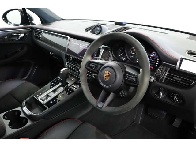 �g�����肾���łȂ�440�n�͂𔭐�����V�^6�C��DOHC�c�C���^�[�{�𓋍ڂ��Ă���܂��̂ŁA�|���V�F�炵���p���t���ȑ�����̊����Ă��������܂��B