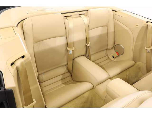 4.2L V�^8�C��DOHC�A304ps/42.9kgm�A�S��&times;�S��&times;�S��mm 4790&times;1890&times;1320mm