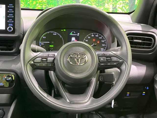 �C���e���A�ɍ��킹���f�U�C���̃X�e�A�����O�́A�^�]�������̂��Ƃ��l���A�^�]���₷���`��A�傫���ł��B�����x�A���ۂɐG���Ă��m���߂��������B