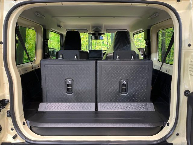 ���i�̂���������ʋ΁A���}���ɏ\���ȉ׎��X�y�[�X���m�ۂ��Ă���܂��B�Z�J���h�V�[�g��|���ƁA�傫�ȉו��̐ύڂ��\�ł���