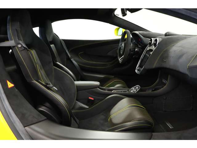 3.8L V�^8�C��DOHC�c�C���^�[�{�A540ps/55.1kgm�A�S��&times;�S��&times;�S��mm 4530&times;2095&times;1202mm�A�ԗ��d�� 1454kg