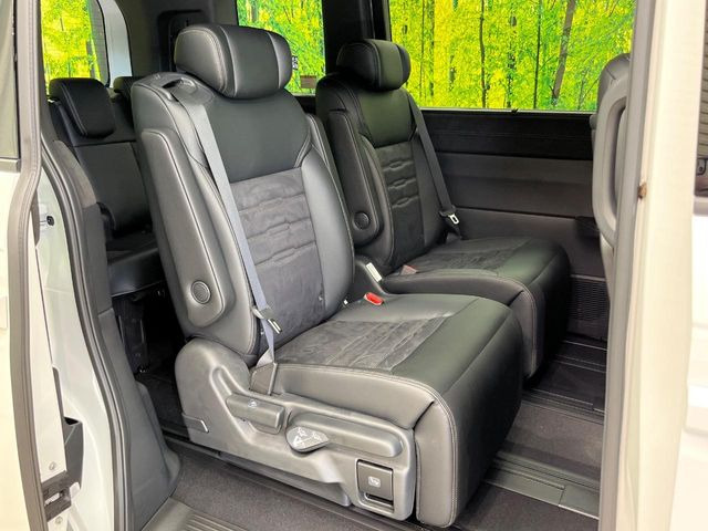 後部座席も気になるようなキズ・汚れやへたり等、大きなダメージはなく、良好な状態です。