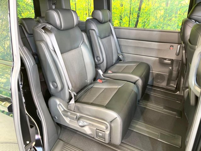 後部座席も気になるようなキズ・汚れやへたり等、大きなダメージはなく、良好な状態です。