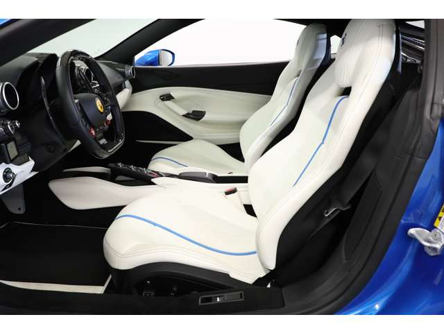 �C���e���A���J�[�{���h���C�o�[�]�[��+LED�X�e�A�����O�𒆐S�ɁA�p�h���A���u�J�E���^�[�A�_�b�V���{�[�h�A�Z���^�[�g���l���܂ŃJ�[�{��������Ă���܂��B