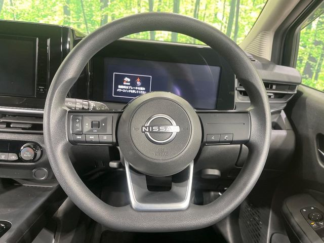 �C���e���A�ɍ��킹���f�U�C���̃X�e�A�����O�́A�^�]�������̂��Ƃ��l���A�^�]���₷���`��A�傫���ł��B�����x�A���ۂɐG���Ă��m���߂��������B