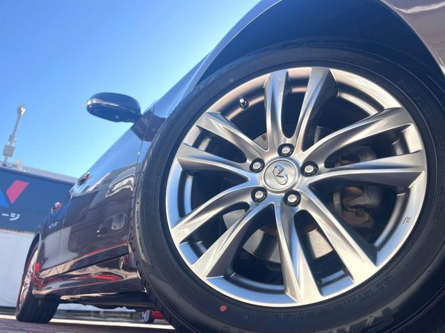 �y����18�C���`�A���~�z�C�[���z�O�ςɃ}�b�`���������A���~�z�C�[���𑕒����Ă���܂��B�e��ЊO�A���~�z�C�[����A�X�^�b�h���X�^�C�����戵�����Ă���܂��B���񂲑��k����������